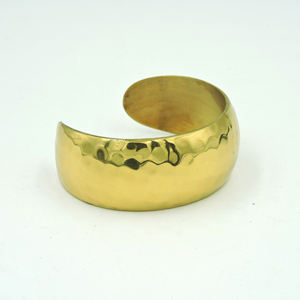 Bracelet manchette large et audacieux en laiton doré martelé - Bijou artisanal tendance pour femme, ajustable, style bohème, cadeau - Product Image 3