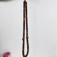 Boîte murale religieuse OEM personnalisée, polie à la main, ronde, fabriquée en Inde, en acacia ambré, avec 100 perles, pour chapelet catholique, en bois