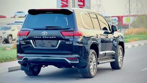 Toyota Land Cruiser 2017 GXR V6 Facelift a 2025 LC300 Usado con Título Limpio, Equipamiento Completo - Product Image 2