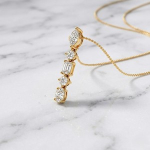 Collar con Colgante de Lujo con Diamantes Cultivados en Laboratorio de 2.00CTW, Corte Multiforma, Engastados en Oro de 14K, Certificados por IGI - Product Image 2