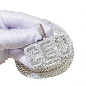 Colgante Personalizado de Letra con Nombre Estilo Hip Hop, con Moissanita Baguette VVS, en Plata 925 y Oro 18K, Certificado IGI, Engaste de Garra, Unisex - Product Image 1