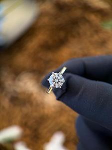 Bague de luxe en diamant avec design élégant et or taillé brillant pour femme, idéale pour les fiançailles et les anniversaires de mariage, provenant d'un fournisseur indien. - Product Image 2