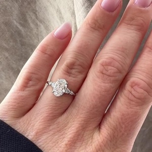 Bagues de fiançailles et de mariage solitaires en diamant ovale de laboratoire avec pierres d'accentuation rondes, classiques pour femmes, personnalisées en or massif 10K 14K, vente en gros - Product Image 5