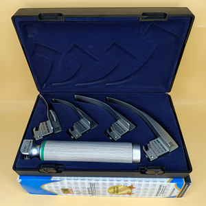 LAPA-733071-2-4 ชุดเครื่องมือส่องกล่องเสียงแบบไฟเบอร์ออปติก Macintosh พร้อมใบมีดเหล็ก 4 ใบ ขนาด 0-1-2-3 สำหรับผู้ใหญ่ ด้ามจับคุณภาพพรีเมียม ใบมีดฆ่าเชื้อได้ - Product Image 1
