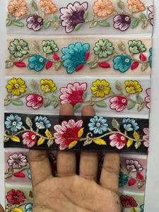 Cinta de bordado floral multicolor con hilo metálico Zari y lentejuelas para ribetes de tela de red, ideal para vestidos y costura. - Product Image 1