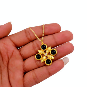 El Joyero - Collar con Colgante de Trébol de Cuatro Hojas con Ónix Negro Hecho a Mano, Cadena Ajustable de Latón con Oro de 18k, Estilo Vintage para Mujer, Regalo - Product Image 3