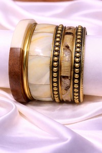 Bracelets contemporains en résine, bois et métal, conçus pour les femmes modernes, bijoux de mode, cadeau et vente en gros - Product Image 1