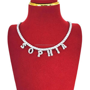 Collier personnalisé avec nom en diamant moissanite brillant, avec breloques lettres étincelantes, chaîne élégante en pierres, personnalisable - Product Image 1