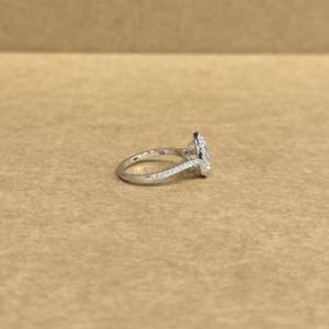 แหวนเพชรทรงลูกแพร์สีขาวทองคำขาวสุดหรู น้ำหนัก 1.06 กะรัต ประดับเพชรแล็บโกรว์ สำหรับงานแต่งงาน งานครบรอบ หรืองานเลี้ยง ออกแบบอย่างประณีต - Product Image 3