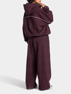 ชุดวอร์มผู้หญิงลายเสือดาวสีแดงเมอร์โลต์พร้อมโลโก้แบบกำหนดเอง  ชุดเสื้อฮู้ดดี้และกางเกงจ็อกเกอร์  ตกแต่งขอบตัดสี  ซับในตัดสี - Product Image 2