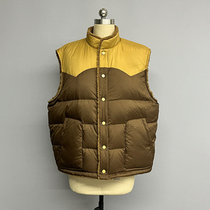 Gilet matelassé pour homme, marron et jaune, à blocs de couleur, col montant, fermeture boutonnée, doublure en fourrure, coupe-vent, vêtement d'extérieur d'hiver, style décontracté - Product Image 1