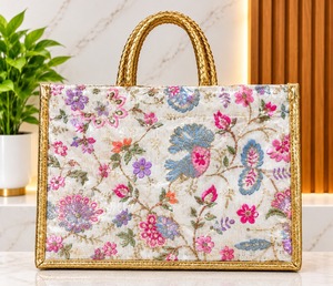 Sac fourre-tout carré en tissu brodé à motif géométrique avec poignées en corde et fermeture éclair arrière pour la plage, les voyages et le rangement à domicile - Product Image 2