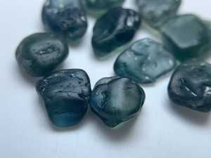 พลอยแซฟไฟร์สีเขียวอมฟ้าธรรมชาติแบบหยาบ เกรดคุณภาพสำหรับการเจียระไน ทำเครื่องประดับ ขายส่งจากผู้ผลิต - Product Image 3