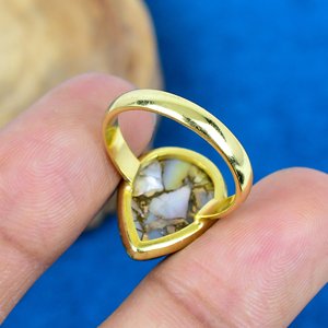 Anillo de Plata de Ley 925 con Baño de Oro de 18k y Gema de Concha Natural Blanca en Forma de Pera - Product Image 4
