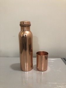 Botella de Agua de Cobre Puro con Acabado Martillado, Diseño Minimalista, Portátil para Viajes - Product Image 4
