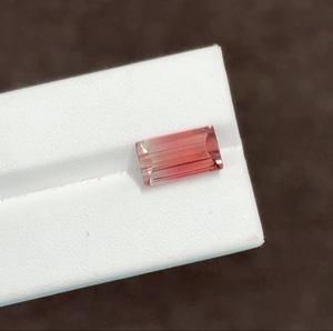 Turmalina Bicolor Natural de 6.04 Quilates, 13.5x7.5mm, Corte Octogonal, con Juego de Color, para Joyería Fina - Product Image 4