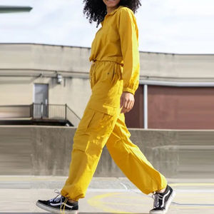 Conjunto deportivo de dos piezas para mujer, estilo streetwear personalizado, cortavientos, largo completo, ligero, oversize, de nailon liso. - Product Image 2