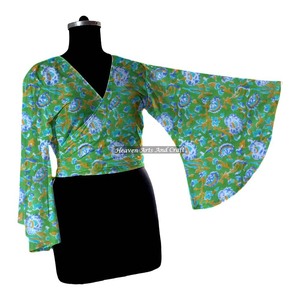 Top de playa estilo boho chic con estampado floral, top cruzado con lazo, manga acampanada, estilo bikini de algodón para verano, top con estampado a mano. - Product Image 4