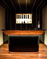 Comptoir de bar de luxe sur mesure 8x2 pieds avec plan de travail en pierre, mobilier de bar haut de gamme à hauteur réglable, 5+ compartiments pour salon