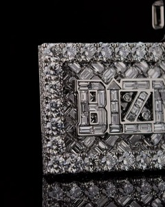 จี้เพชรโมอิสซาไนต์ทรงบาแกตต์แบบ Iced Out พร้อมตัวอักษรชื่อ  ทำจากเงินแท้ 925 ดีไซน์หรูหรา สไตล์ฮิปฮอป แร็ปเปอร์  ประดับเพชร  ผ่านการทดสอบคุณภาพเพชร - Product Image 4