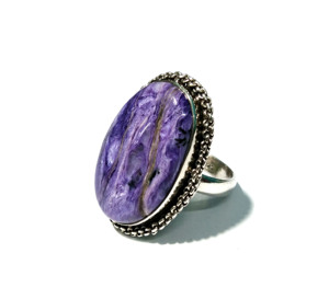 Bague Statement en Argent Sterling 925 Fait Main avec Cabochon Brut Violet en Charoïte Naturelle Certifiée par un tiers, Style Bohème - Product Image 1
