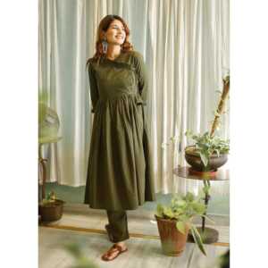 Conjunto de Kurta de Tela Oxford Verde Militar con Mangas Tres Cuartos, Talla XS - Product Image 3