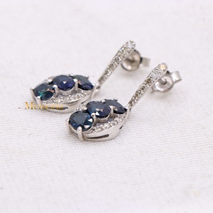 ต่างหูเพชรพลอยไพลินสีน้ำเงินรูปไข่ธรรมชาติ 3 เม็ด ทองคำขาว 14k ขายส่ง Memoria Jewels - Product Image 3