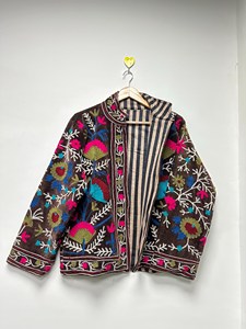 Veste Bohème de Luxe Broderie Suzani pour Femme, Col Montant, Motif Floral, Faite à la Main, Coton Velours, Ouverte sur le Devant, Style Décontracté et Tendance - Product Image 1