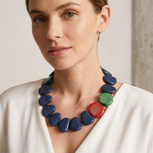 Collier artisanal en résine irrégulière avec perles bleues, rouges et vertes, bijou tendance fait main - Product Image 1