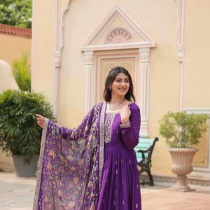 Vestido Anarkali con Bordado de Lentejuelas Chinon, Último Diseño, Vestido Bordado con Lentejuelas y Dupatta de Seda Tabby con Estampado Kalamkari - Product Image 1
