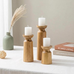 Ensemble de porte-bougies en bois minimaliste moderne avec une forme élégante en forme de sablier pour un style d'intérieur scandinave - Product Image 3