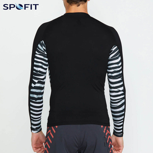 Camiseta de Manga Larga para Hombre, Color Gris, con Paneles Negros y Logotipo Personalizado en la Parte Delantera, de Secado Rápido, Spandex y Poliéster - Product Image 5
