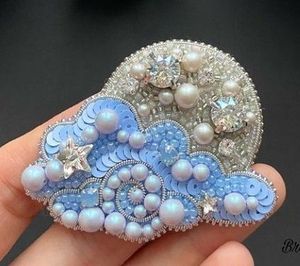 Broche Artesanal Bordado con Cuentas de MD HANDICRAFTS, de Uttar Pradesh, para Bodas y Fiestas de Moda Moderna y Vintage - Product Image 1