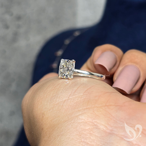 Anillo Solitario con Diamante Cultivado en Laboratorio de Corte Cojín Alargado de 2 Quilates con Certificación IGI |   Anillo de Compromiso de Oro Blanco de 18K - Product Image 4