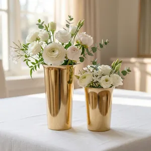 Vase colonne élégant au design cylindrique conique, finition or antique, pour arrangements floraux et décoration intérieure moderne - Product Image 1