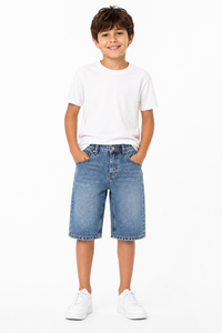 Shorts en jean bleu premium pour garçons, shorts en jean décontractés en coton pour enfants, longueur mi-longue, coupe classique, design à cinq poches, fermeture à boutons - Product Image 2