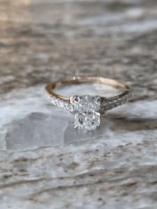 Anillo de Compromiso Elegante con Diamante Cultivado en Laboratorio, Corte Princesa, Certificado IGI, VS1, 1.20 Ct, Oro, Tres Piedras, Banda con Acentos Pavé, Engaste de Garras - Product Image 1