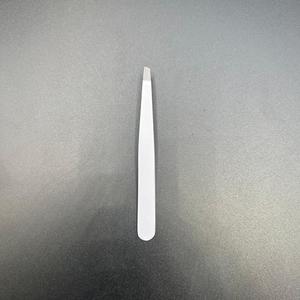Pince à épiler inclinée blanche mate avec pointe argentée en acier inoxydable, pince à épiler de beauté blanche mate, logo personnalisé - Product Image 1