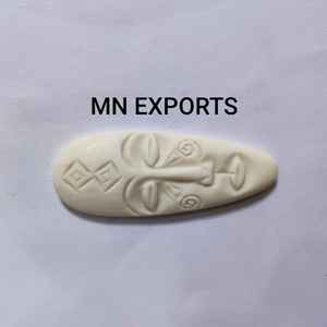 Colliers pendentifs artisanaux en os par MN EXPORTS - Product Image 2