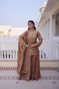 Conjunto de traje Salwar de tres piezas para mujer con Kurti de seda Crush Silk Zari, pantalones Palazzo acampanados, Dupatta con lentejuelas y bordados, y cuello redondo cosido. - Product Image 1