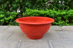 Jardinière ronde traditionnelle en plastique rouge |   Pot de fleurs en terre cuite à motif ondulé pour pépinière commerciale, jardin et aménagement paysager - Product Image 3