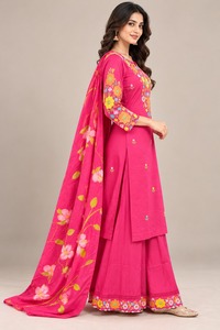 Añade un Toque Casual, Transpirable y Elegante a tu Guardarropa Étnico: Esta Impresionante Prenda de Mujer en Color Rosa, Bordada en Algodón/Fibra de Bambú - Product Image 4