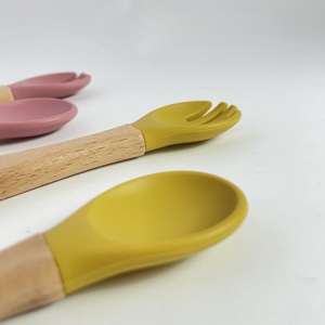 Juego de cuchara y tenedor de silicona para bebé con mango de madera, utensilios de alimentación para niños pequeños con punta suave, grado alimenticio, fácil de limpiar - Product Image 3