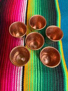 Vaso de chupito de cobre martillado hecho a mano, vaso de chupito para despedida de soltera o boda con estética rústica, sanador - Product Image 2
