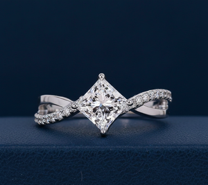 Anillo de Compromiso de Oro Blanco con Diamante Cultivado en Laboratorio de 1.20ct, Corte Princesa, VVS2, Certificado IGI, Chapado en Rodio, Joyería Personalizada al por Mayor - Product Image 1