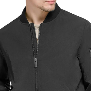 Chaqueta Bomber Negra para Hombre con Cremallera Roja, Casual, Transpirable, Resistente al Viento, Acolchada con Algodón y Poliéster, Cuello Alto, Corte Regular, para Invierno - Product Image 3