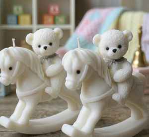 Bougie Cheval et Ours en Peluche de Luxe, Mignonne, pour Anniversaire, Étiquette Personnalisée, Cadeau de Baptême, Boîte Personnalisable Disponible au Meilleur Prix - Product Image 1