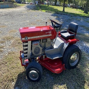 Tondeuse à gazon commerciale Massey Ferguson avec transmission hydrostatique et commandes du conducteur pratiques - Product Image 3
