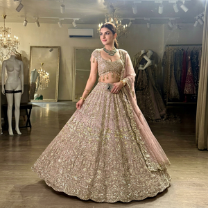 Conjunto Tradicional Indio de Lehenga Choli para Mujer, Bordado, Largo hasta el Suelo, Corte Holgado, de Samp Corporation - Product Image 1