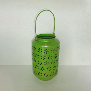 Grande lanterne à bougie en métal vert bronze finition antique, motif floral perforé, corps cylindrique, poignée en fil métallique arqué - Product Image 1
